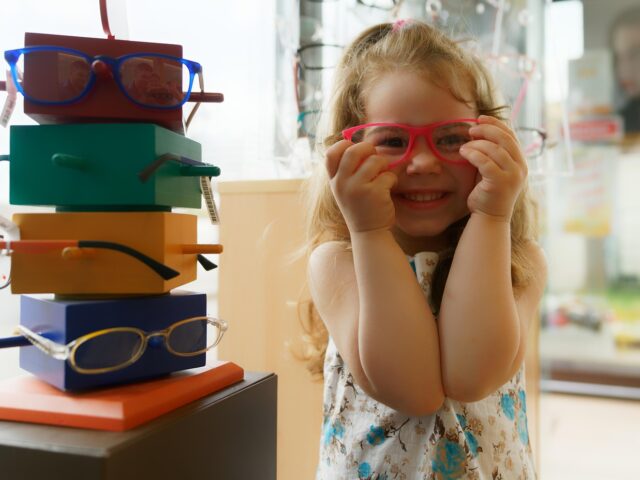 ¿OPTOMETRISTA U OFTALMÓLOGO? ¿A QUÉ PROFESIONAL LLEVAR A TU HIJO SI TIENE PROBLEMAS DE VISIÓN?