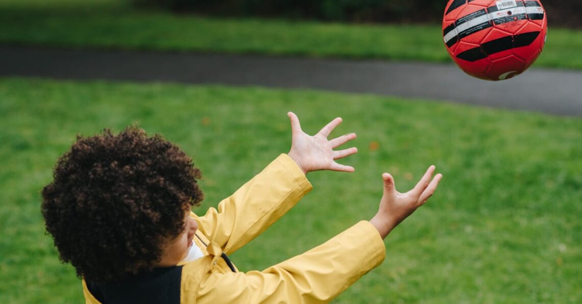 NIÑO ATRAPANDO PELOTA