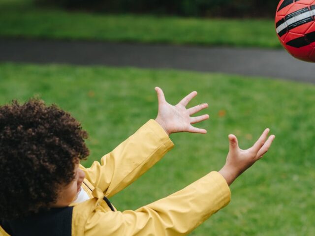 TERAPIA VISUAL Y DEPORTE INFANTIL: CÓMO INFLUYE LA VISIÓN EN EL RENDIMIENTO DE LOS NIÑOS.